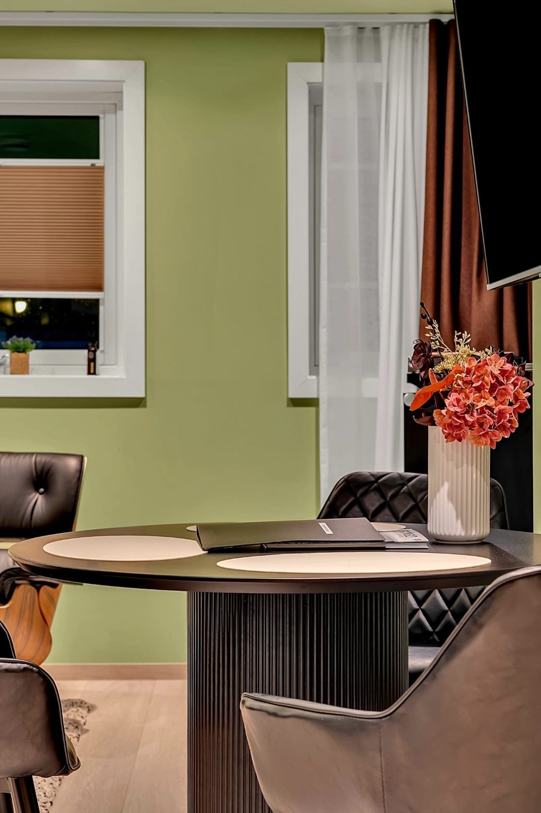 Her kan man nyte et godt måltid i trivelig selskap. Galleribilde