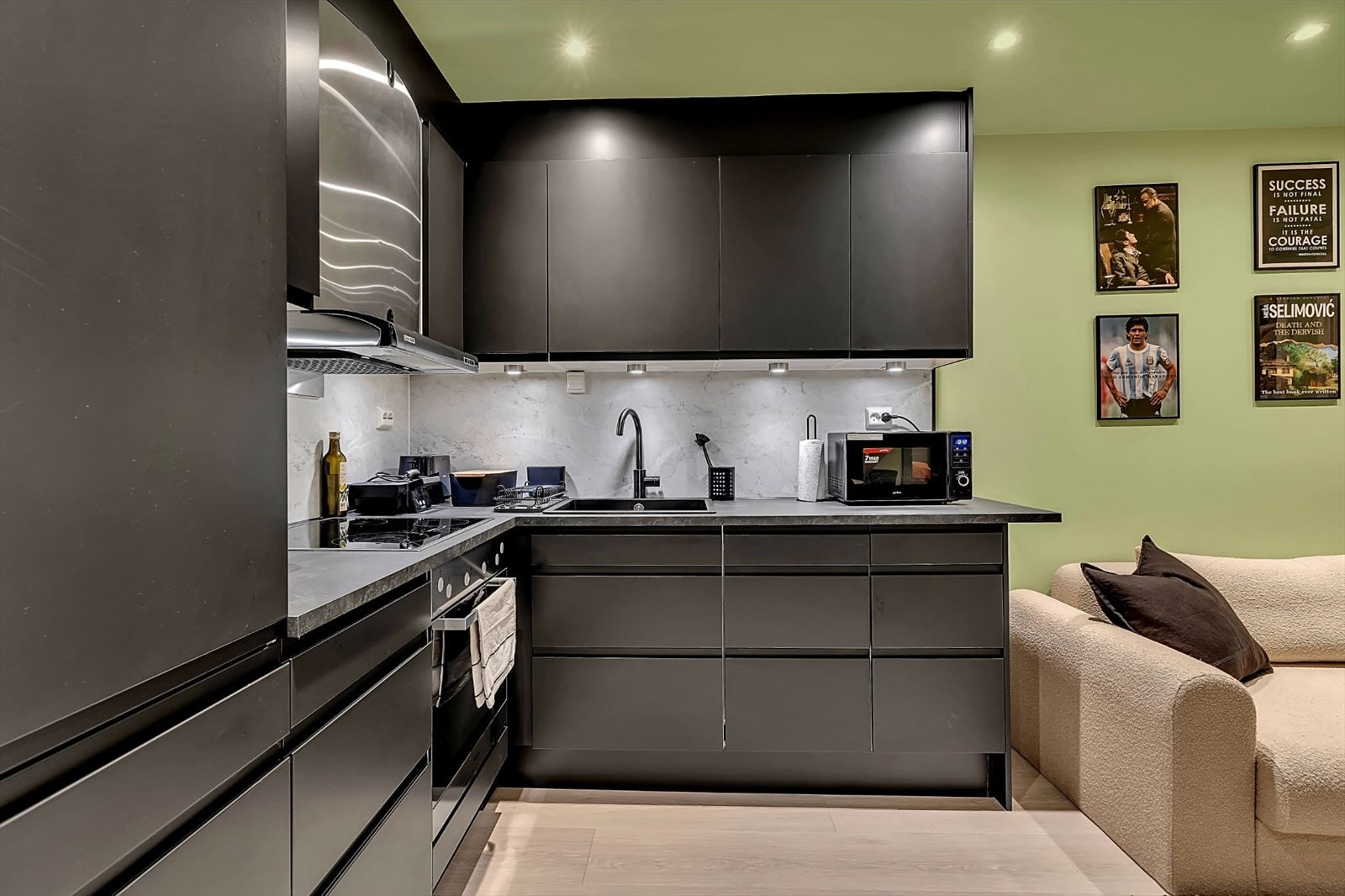 Moderne og flott kjøkken med mørke fronter, integrerte hvitevarer og rikelig oppbevaringsplass. Galleribilde