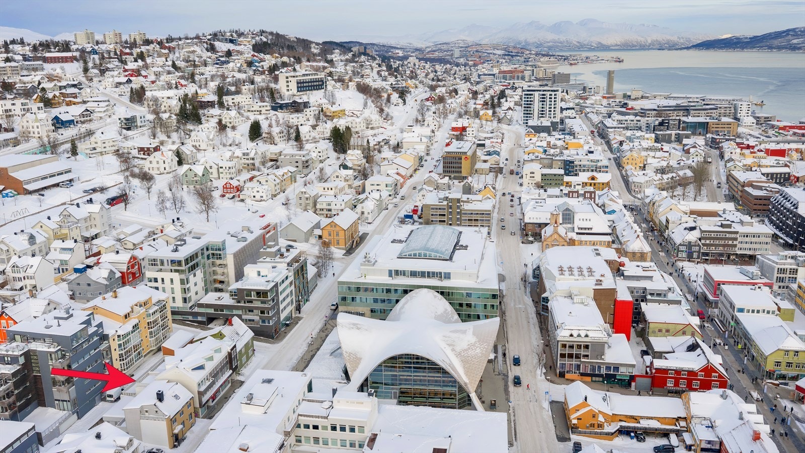 Noe tilbaketrukket beliggenhet fra støyet i sentrum, men samtidig meget sentralt. Galleribilde