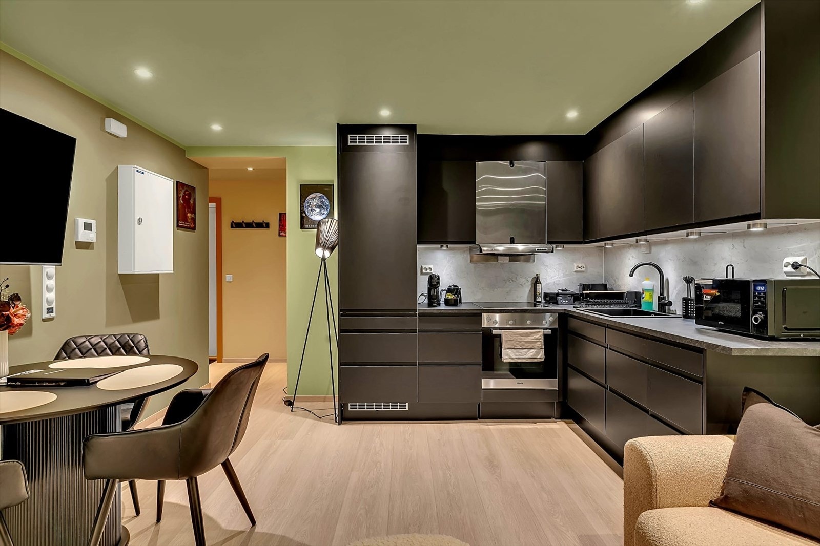 God plass til spisegruppe like ved kjøkkenet. Galleribilde