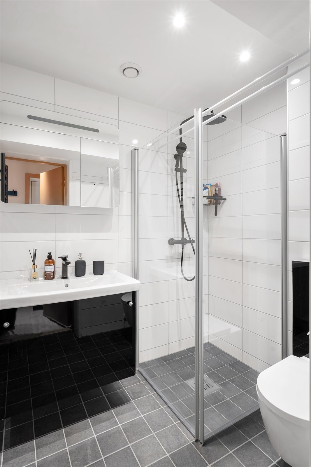 Lekkert og moderne bad, komplett flislagt med gulvvarme. Galleribilde