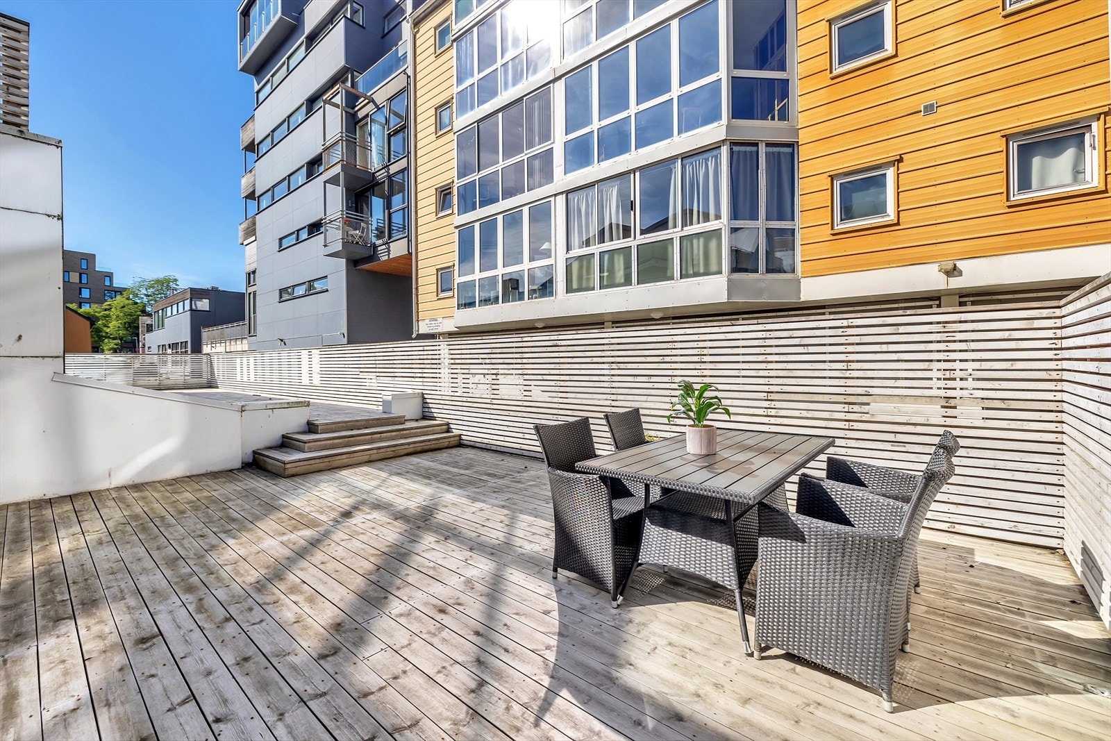 Fine solforhold kan du nyte fra en felles veranda. Galleribilde