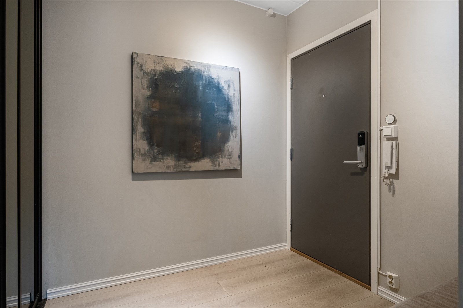 Entrèen gir et godt førsteinntrykk og har en praktisk adkomst til øvrige rom i boligen Galleribilde