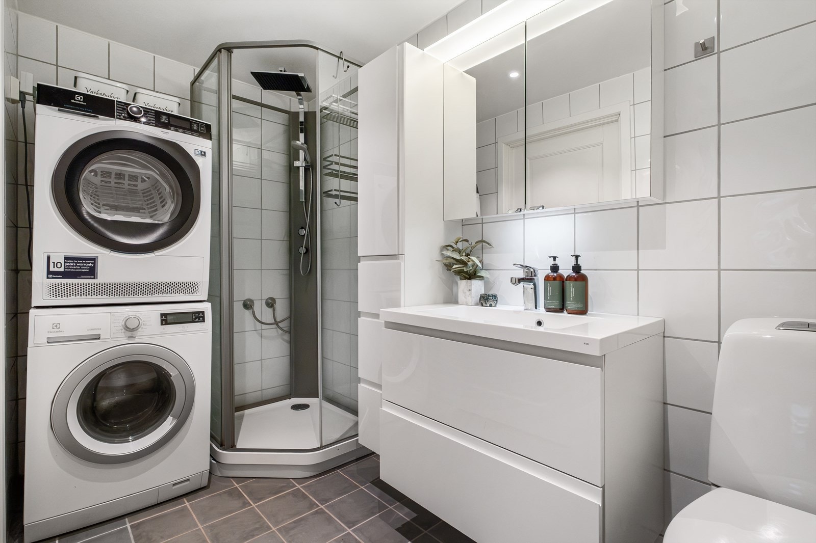 Delikat flislagt bad fra 2022 med varmekabler Galleribilde