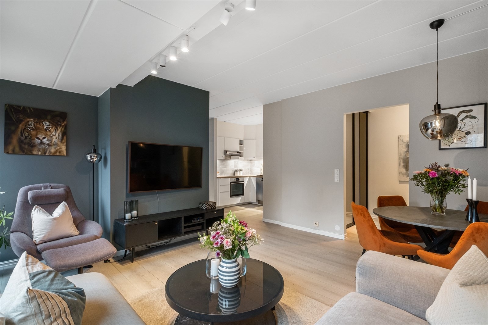 Rommet har en fin soneinndeling som også gir plass til spisebord Galleribilde