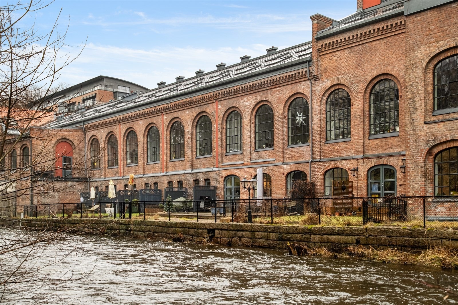 Langs elva finnes også flere hyggelige oppholds- og badeplasser. I tillegg ligger flere parker i kort avstand, blant annet Torshovdalen, som er et populært område for turer, trening og avslappende dager ute Galleribilde