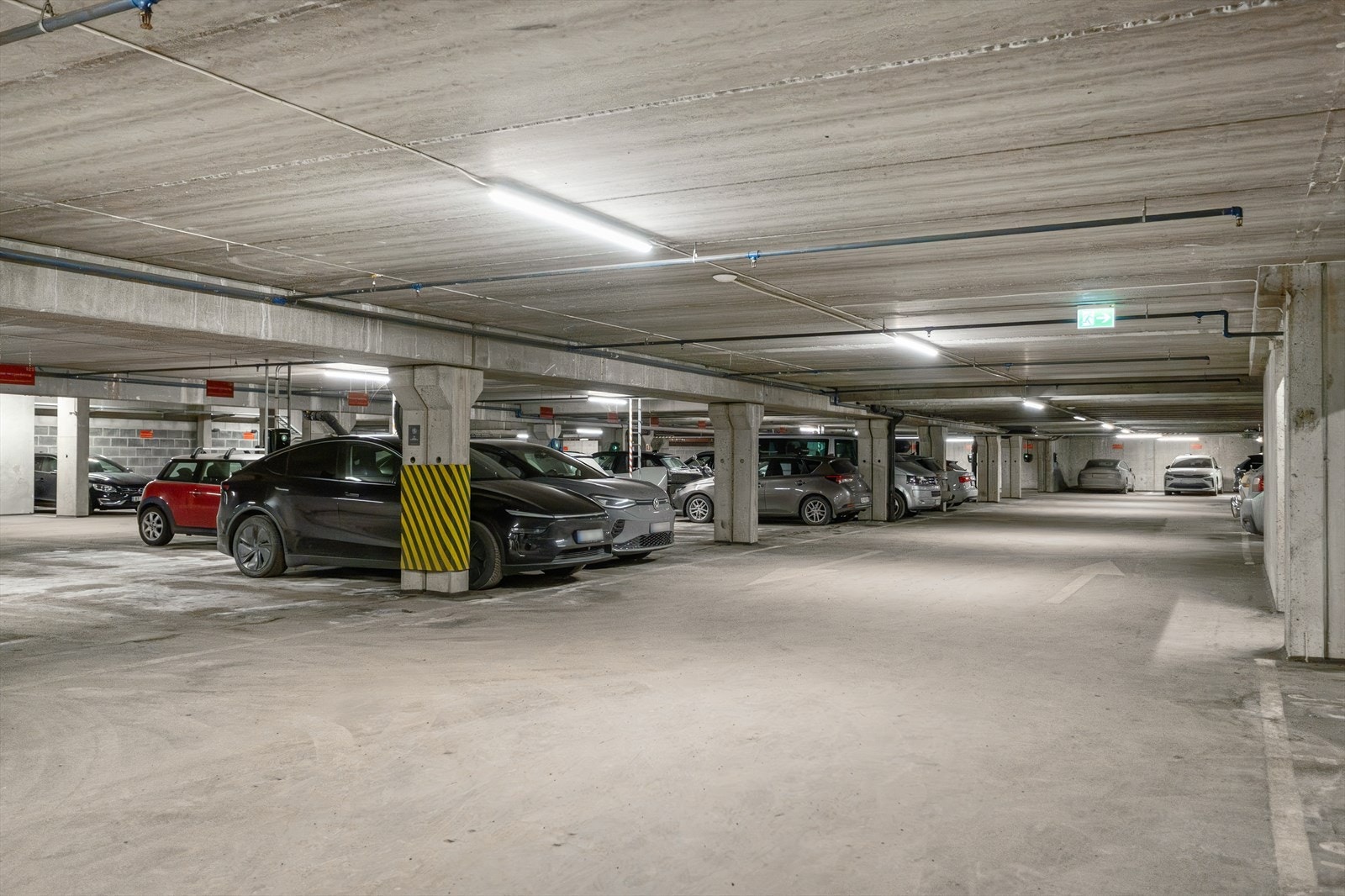 Parkeringsplass med el-bil lader i felles garasjeanlegg Galleribilde