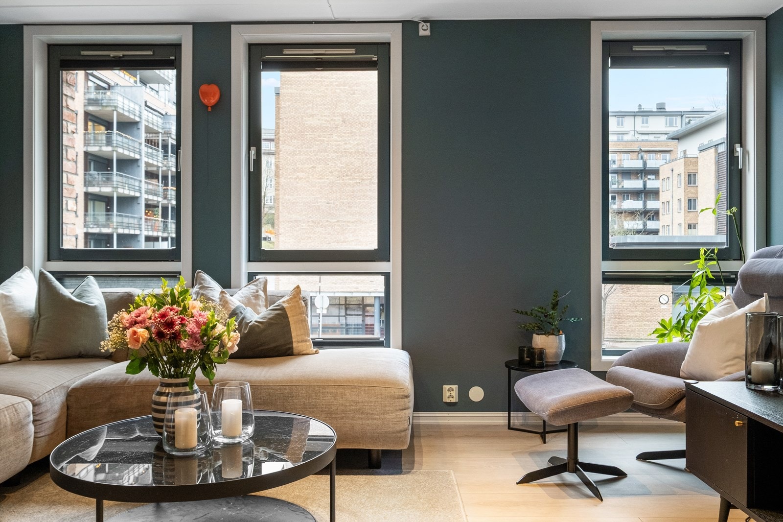 Det er enstavs laminatgulv og malte vegger med moderne fargevalg Galleribilde