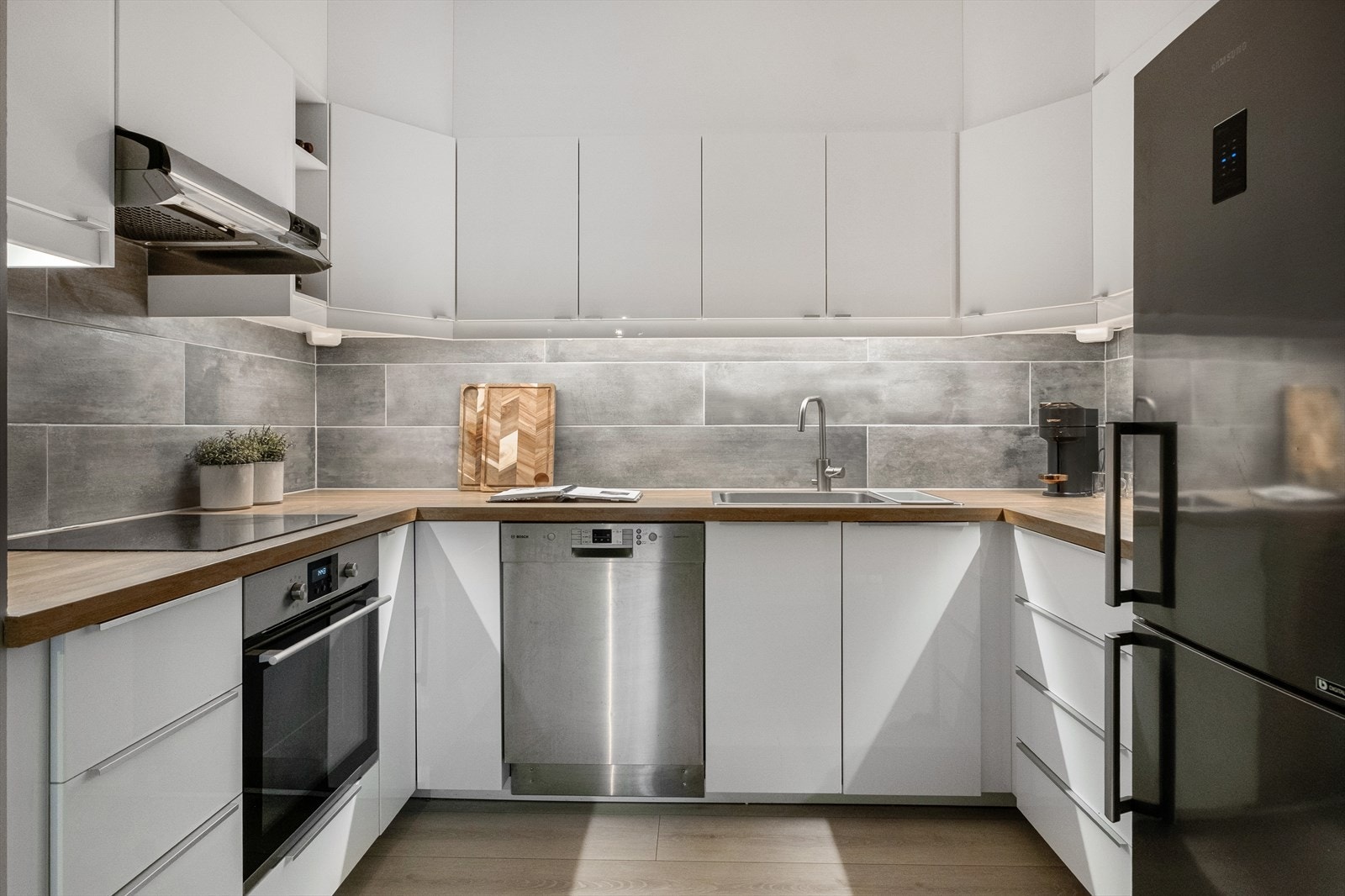 Det er gode arbeidsflater og rikelig med skap- og benkeplass, noe som gir gode forhold for matlaging Galleribilde