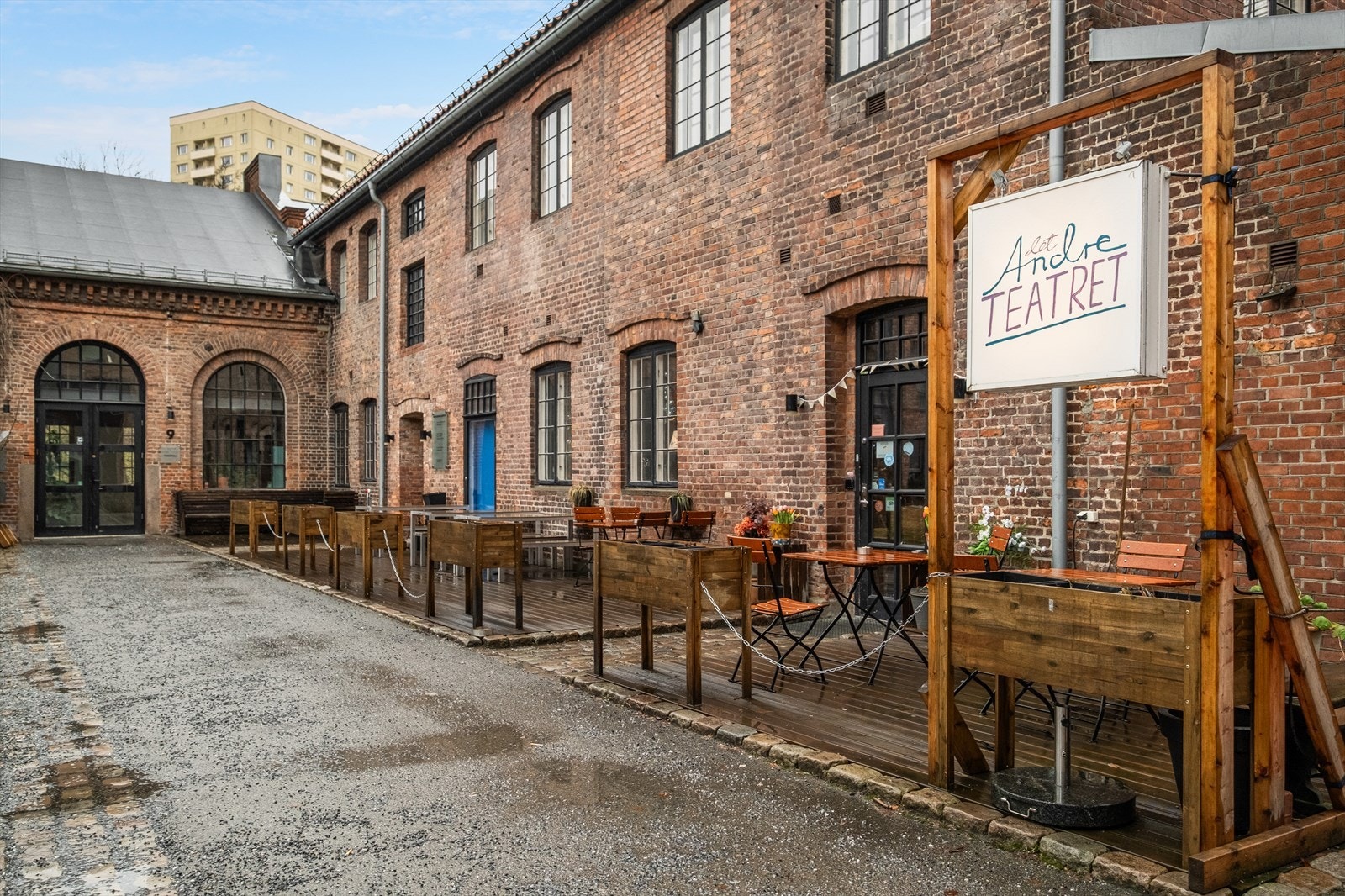 Det Andre Teatret er et unikt og populært improvisasjonsteater på Lilleborg/Sagene, bare et steinkast fra leiligheten Galleribilde