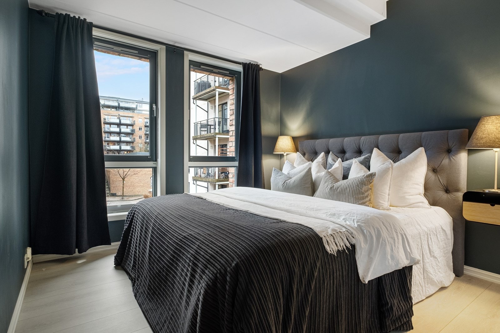 Leilighetens hovedsoverom er av god størrelse Galleribilde