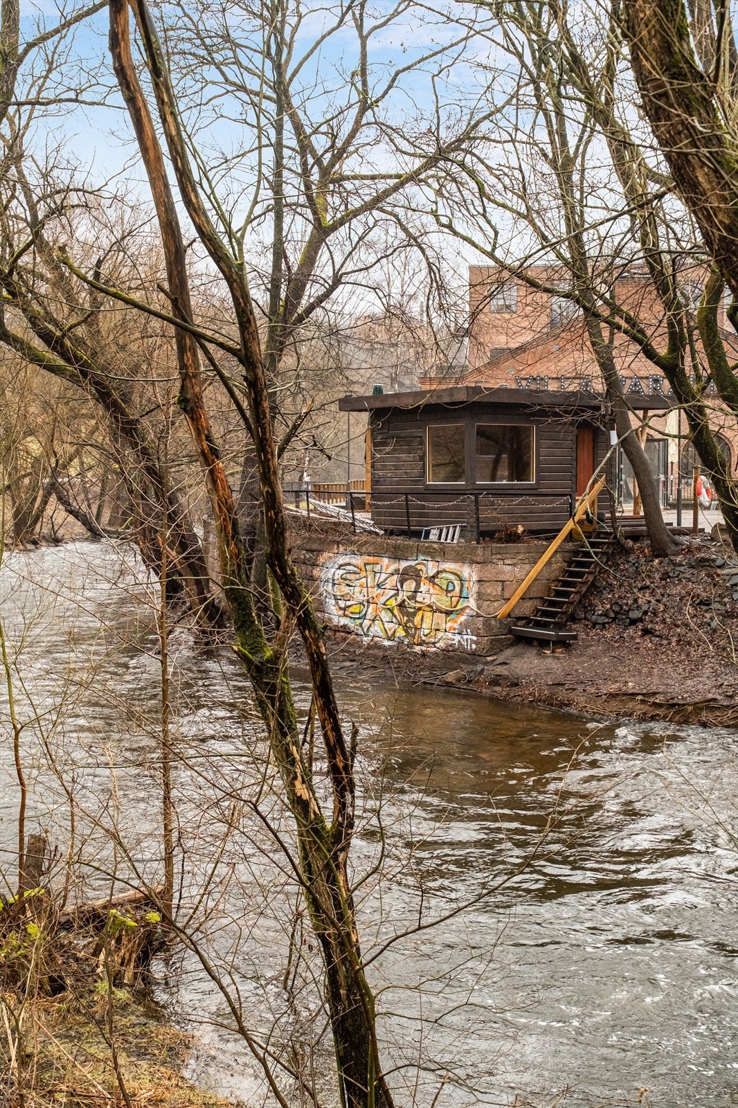 Fra leiligheten er det kort vei til badeplass i elva med badstue bygget av beboerne selv Galleribilde