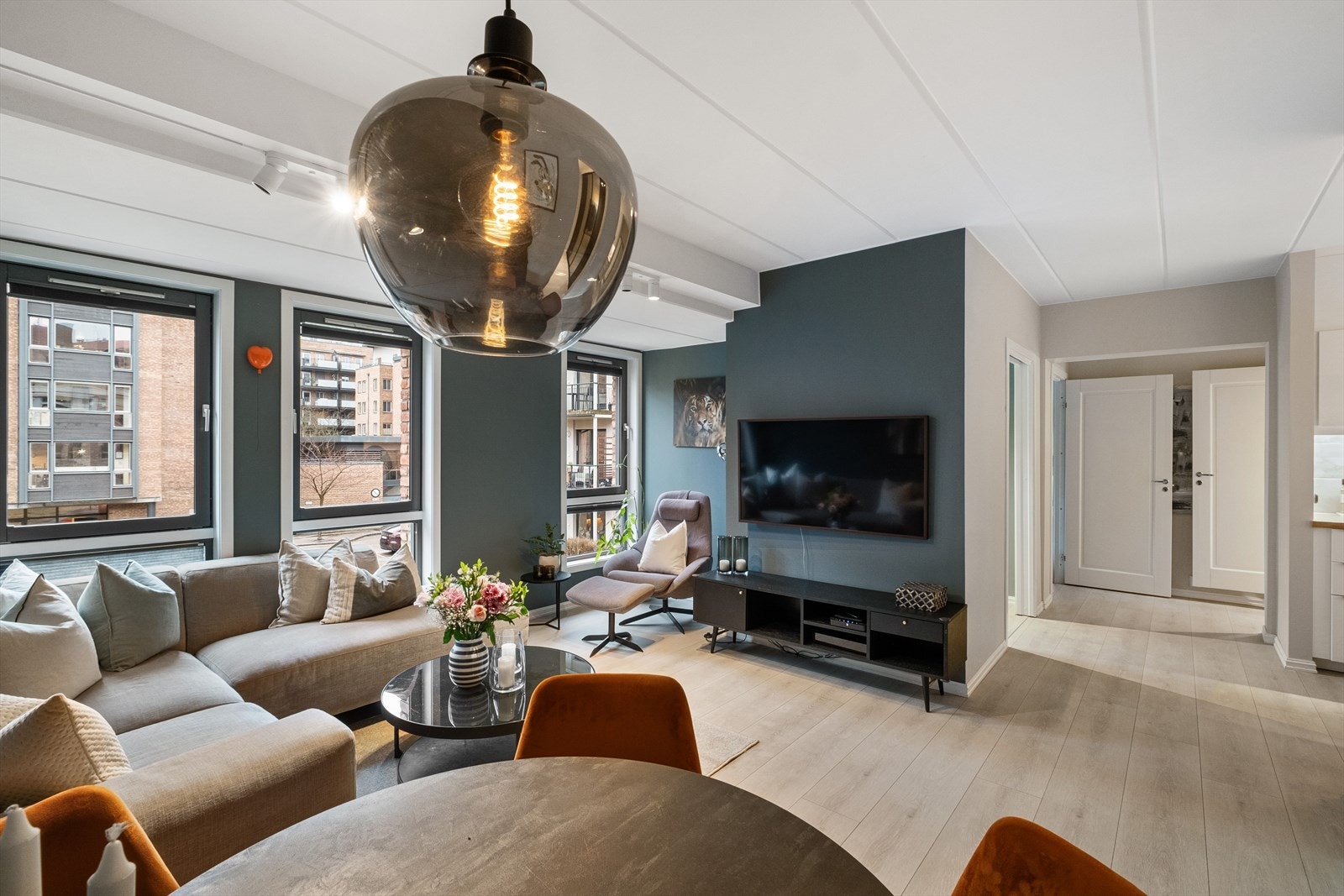 Store vindusoverflater slipper inn rikelig med naturlig lys Galleribilde