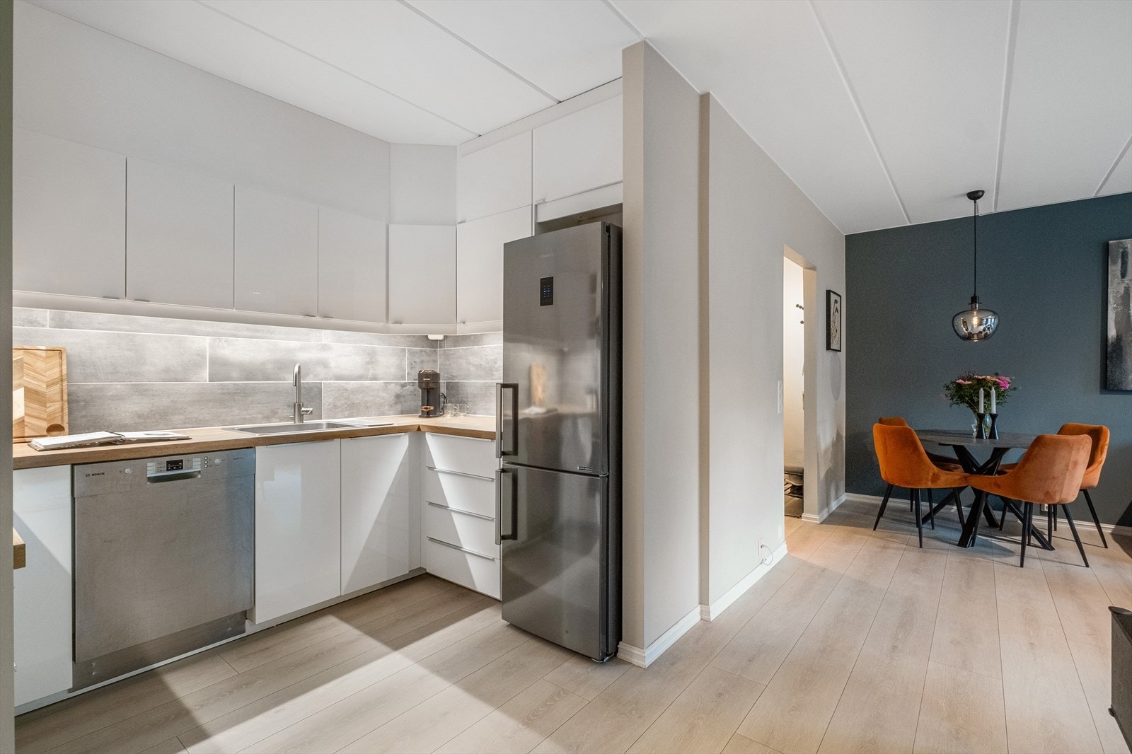 Stilrent kjøkken fra 2018 med moderne høyglansfronter og gode arbeidsflater Galleribilde