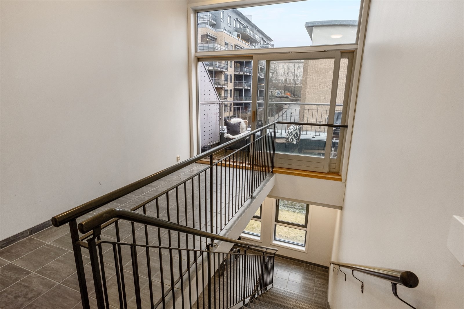 Privat balkong på 5 kvm med adkomst via felles trappegang Galleribilde
