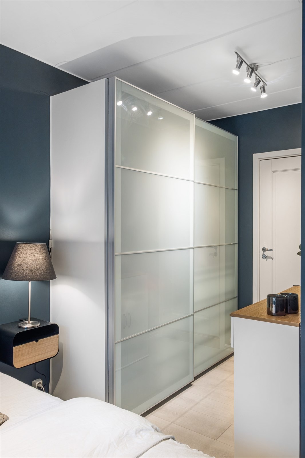 Romslig garderobeskap med god lagringskapasitet Galleribilde