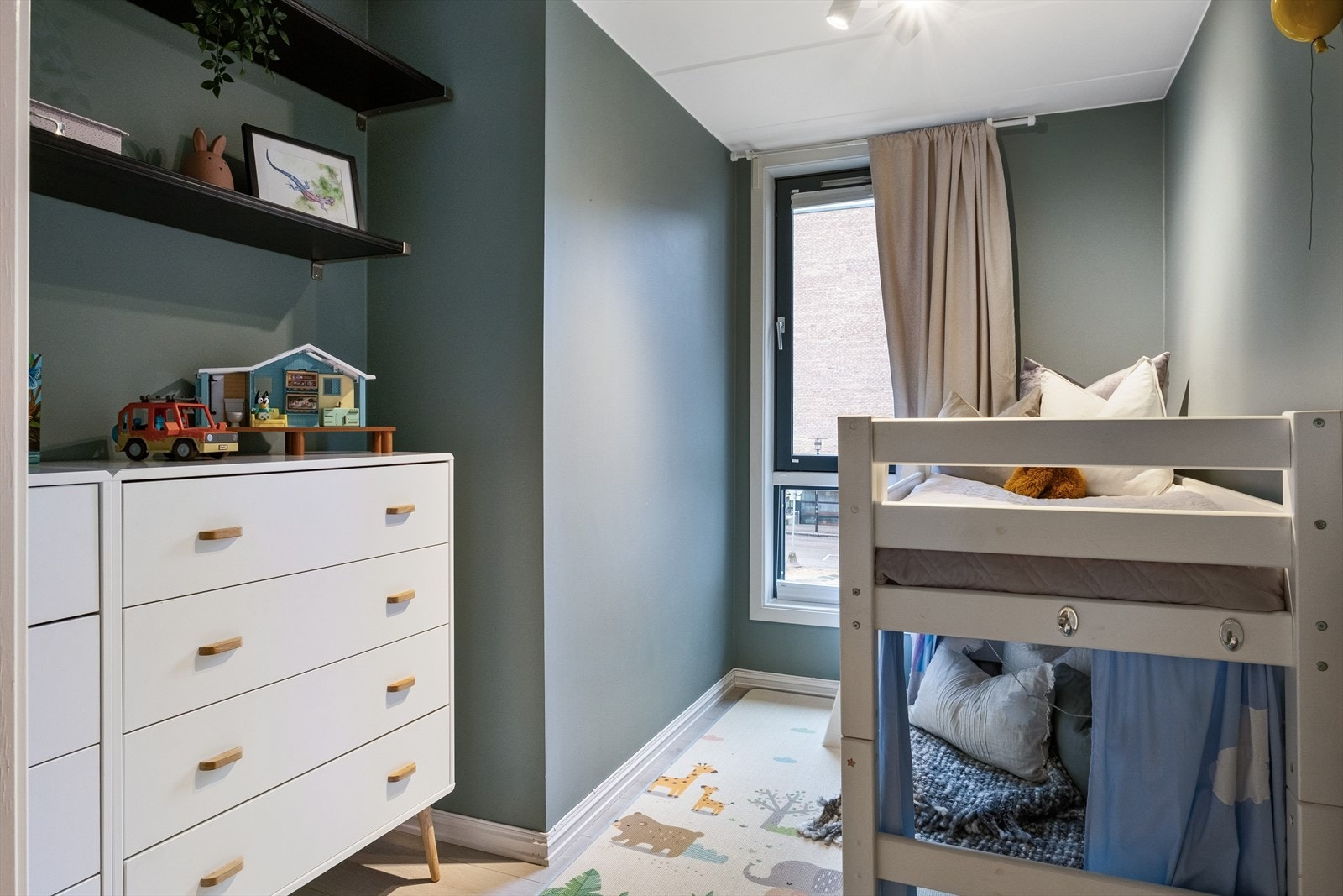 Soverom nr 2 er noe mindre i størrelse, men fungerer utmerket som barnerom, gjesterom eller kontor Galleribilde