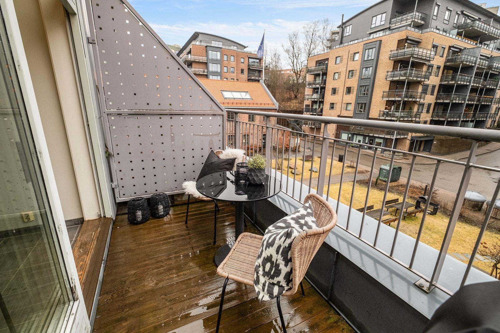 Her er det rikelig med plass til sittegruppe, plantekasser og grill Galleribilde