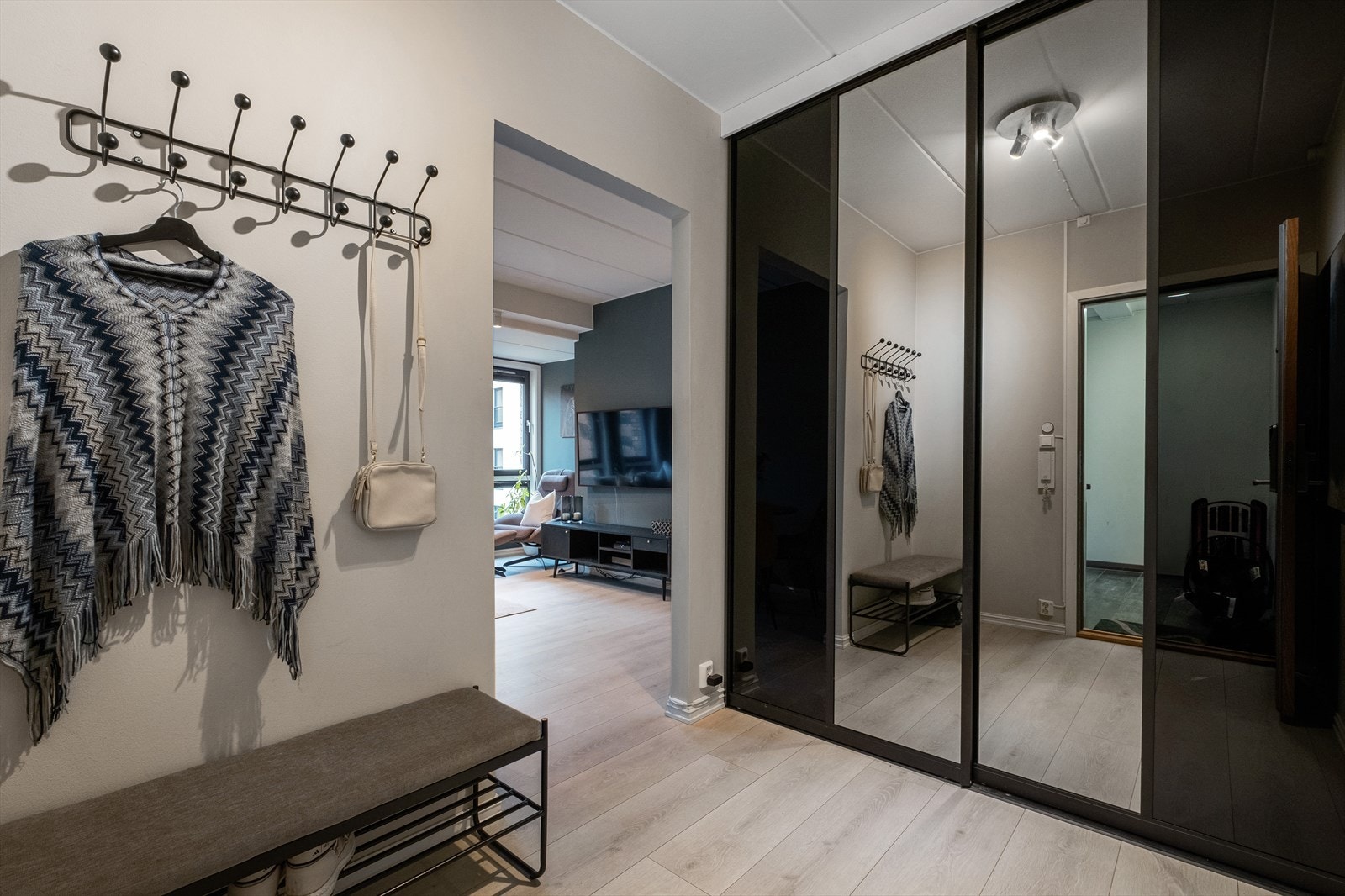 Romslig entré med god plass til oppheng av yttertøy og oppbevaring av sko Galleribilde