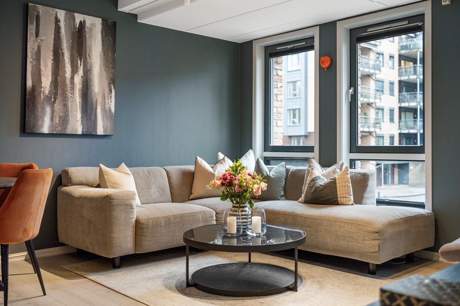 Romslig stue med plass til sofagruppe, stuebord og tilhørende mediemøblement Galleribilde