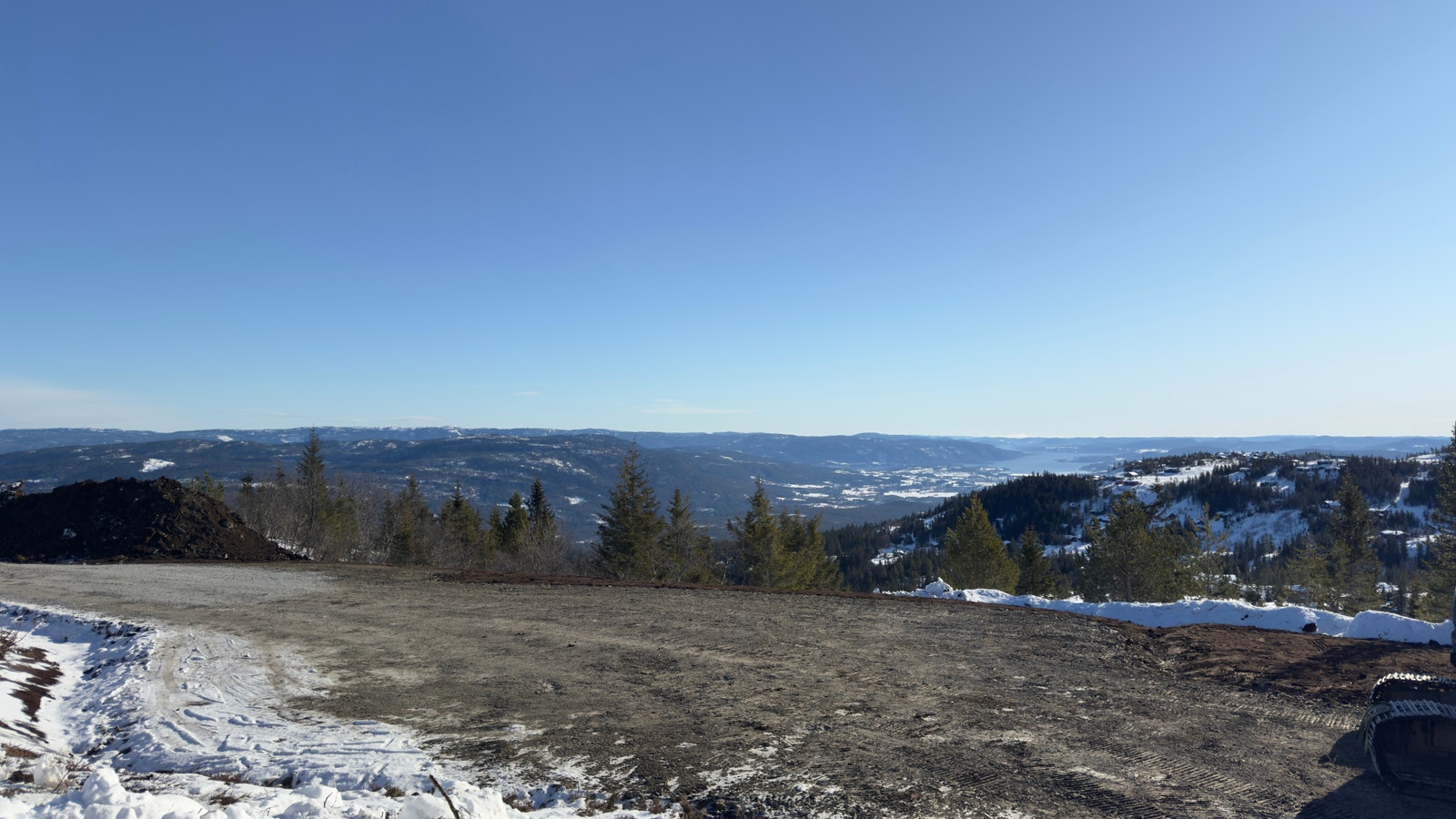 Panorama utsikt rett i sør. Der nede ligger Norsjø, Telemarks kanalen. Galleribilde