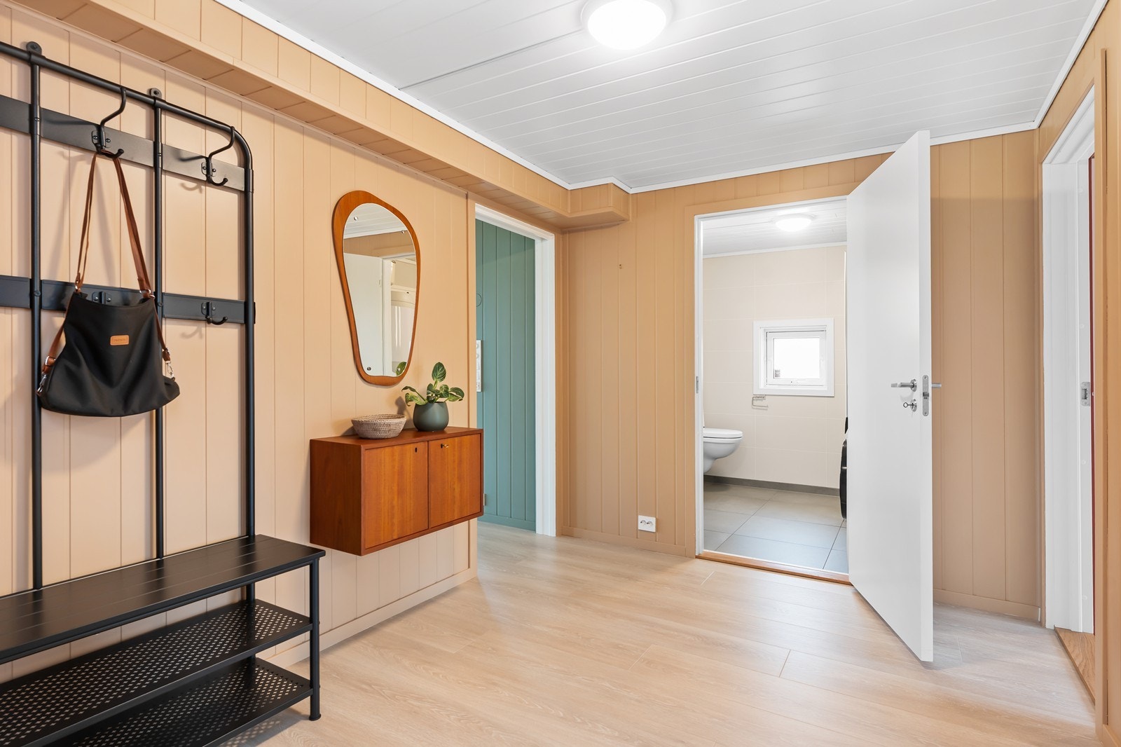 Velkommen inn! Stor gang med godt med plass til klær og sko Galleribilde