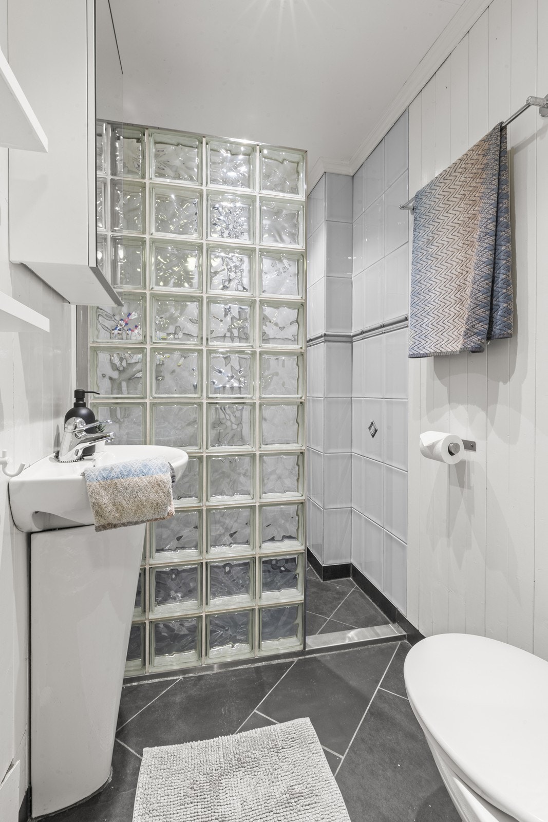 Bad med dusj nisje, servant og toalett Galleribilde