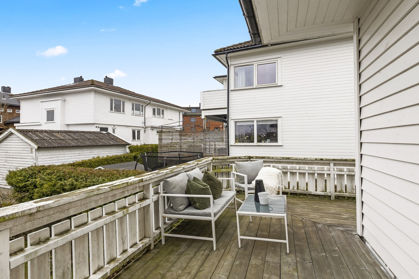 Solrik terrasse med god plass til sittegruppe - perfekt for hyggelige sommerdager. Galleribilde