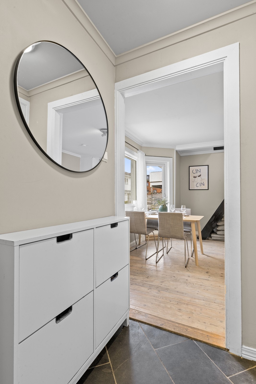 Flott entre med plass til oppbevaring i kommode. Galleribilde