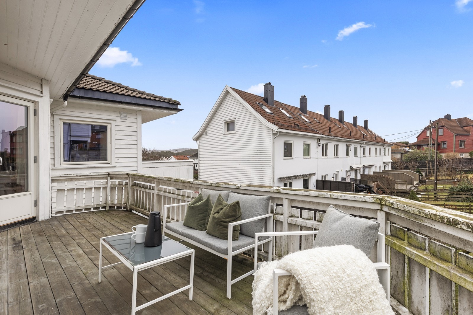 Romslig terrasse med gode solforhold og plass til sittegruppe. Galleribilde