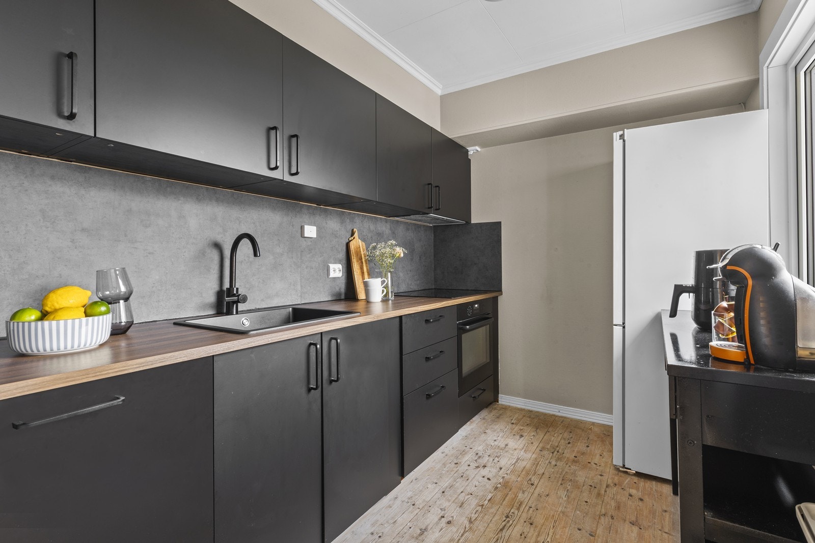 Ett flott kjøkken fra 2025 - Rikelig med benkplass Galleribilde