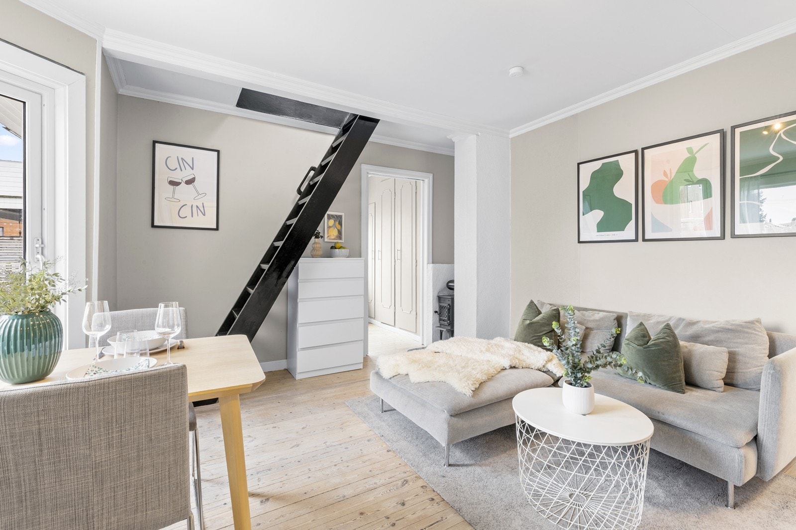 Stue med gode møblerings muligheter og trapp opp til sove alkove. Galleribilde