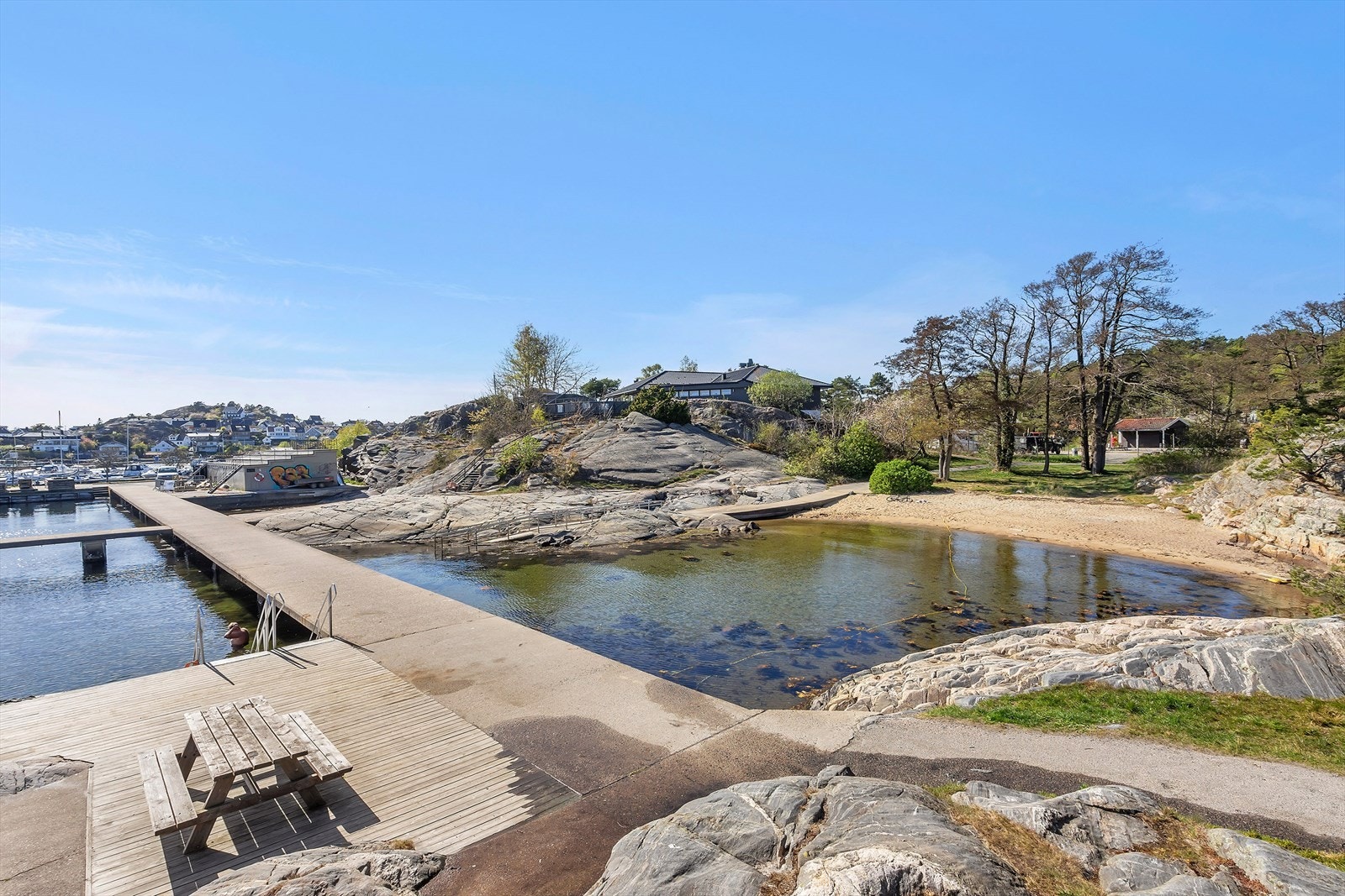 Bertesbukta med flere badeplasser, sandstrender og vakre turområder Galleribilde