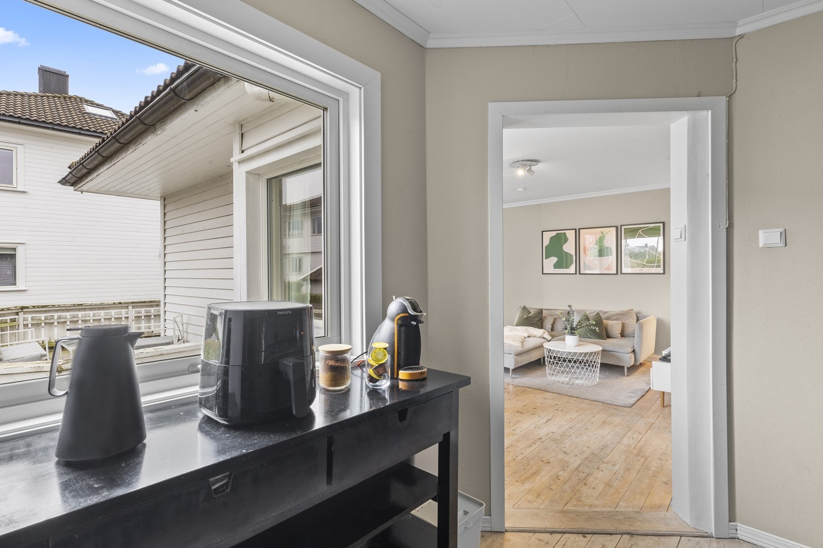 Fra kjøkken er det fin forbindelse videre inn til stuen, som gir en åpen og luftig romfølelse. Galleribilde