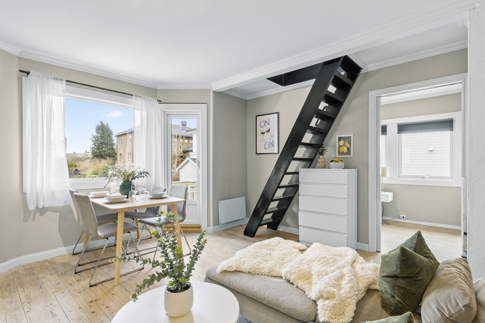 Trivelig stue med gode lysforhold Galleribilde