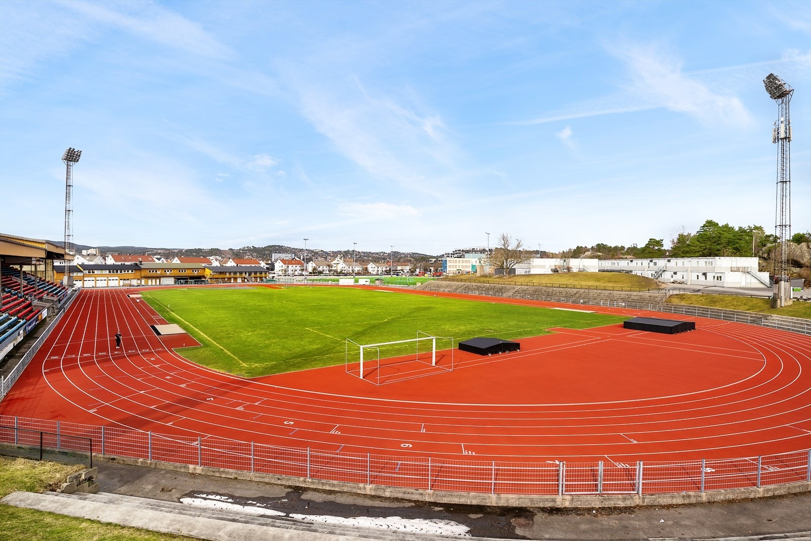 Gangavstand til bussholdeplass, matbutikk, Galgeberg med badeplassen Blomma, Sør Arena, Kristiansand Stadion og treningssentre Galleribilde