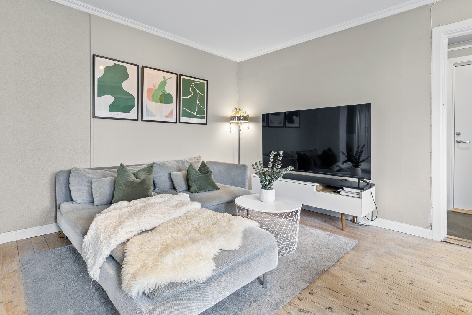 Lys og innbydende stue med plass til sofakrok og TV-løsning Galleribilde