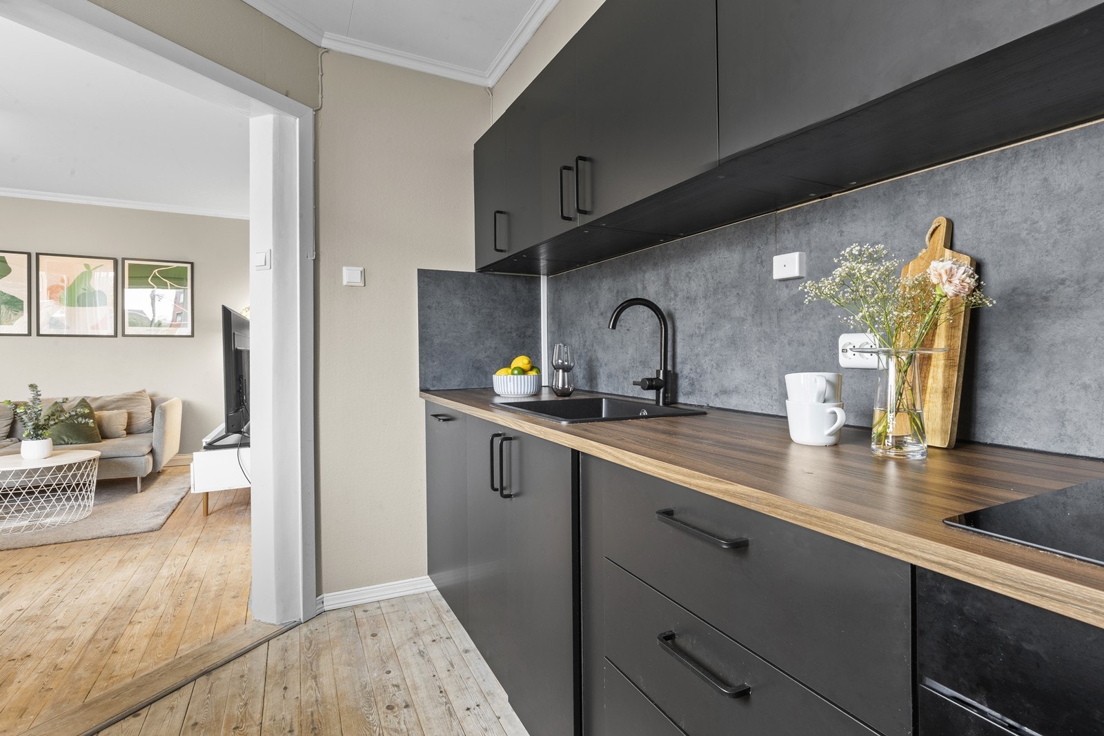 Stilrent kjøkken med moderne fronter, god benkeplass og åpen løsning mot stuen. Galleribilde