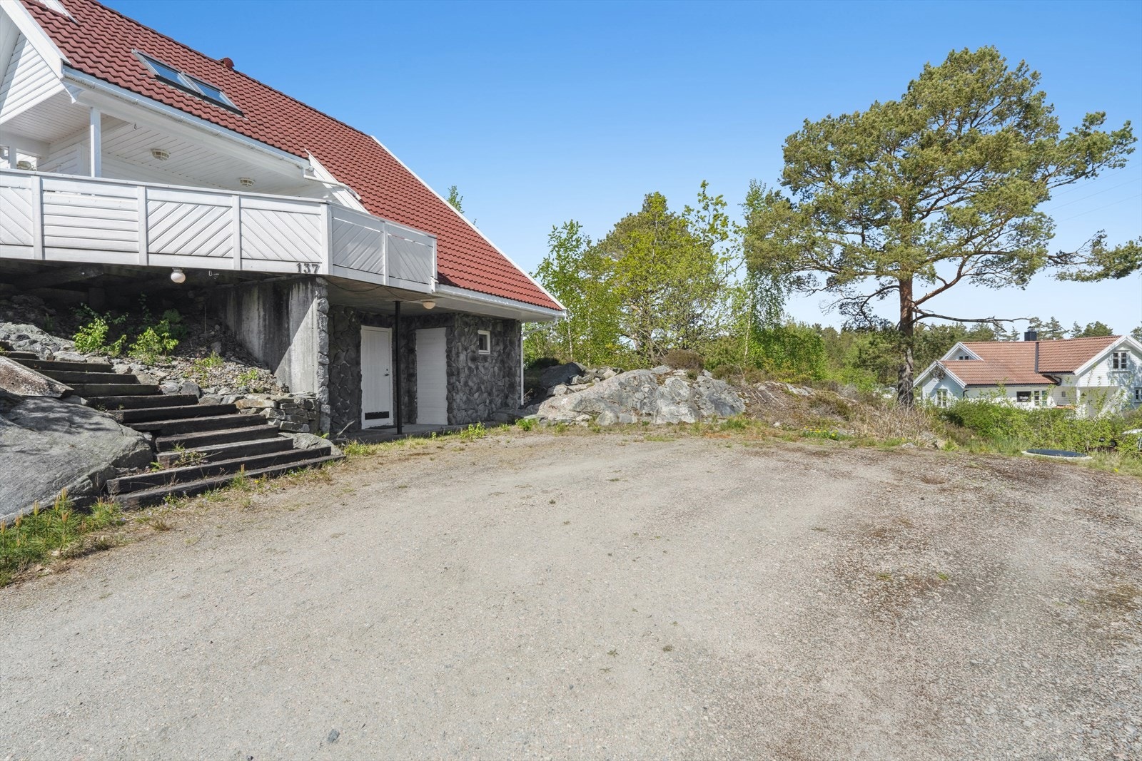 Biloppstillingsplass til flere biler, med stor bod under hytten. Galleribilde