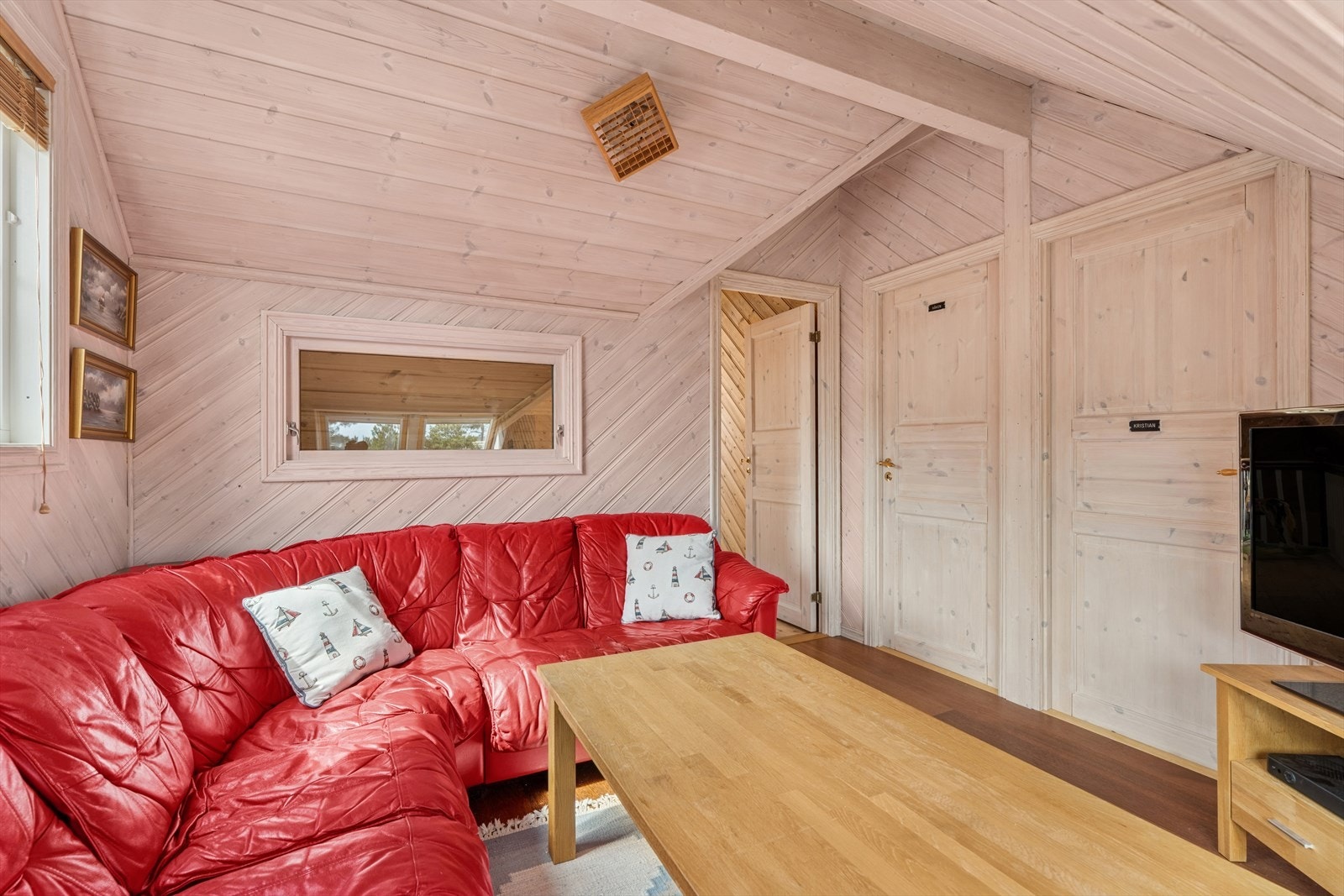 Loftstue til ungene med inngang til to av soverommene. Galleribilde
