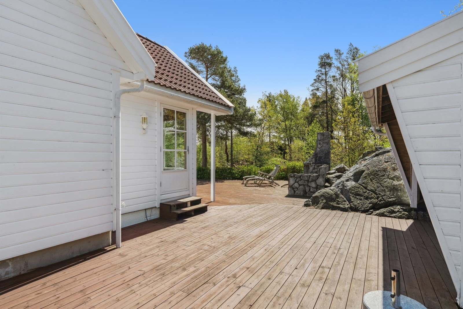 Terrassen strekker seg rundt hytten med sol hele dagen Galleribilde