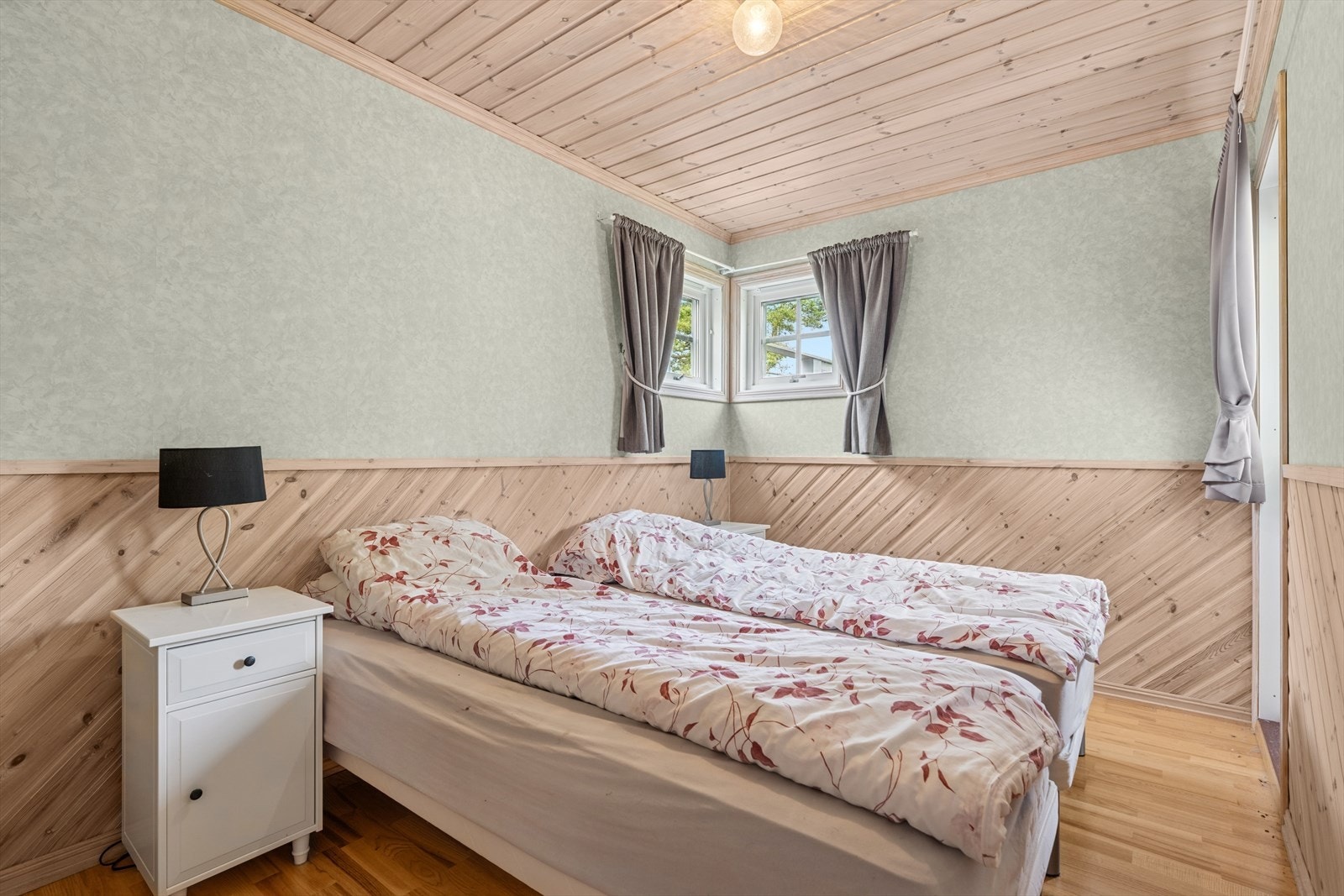 Hovedsoverom med plass til både seng og garderobeløsning Galleribilde