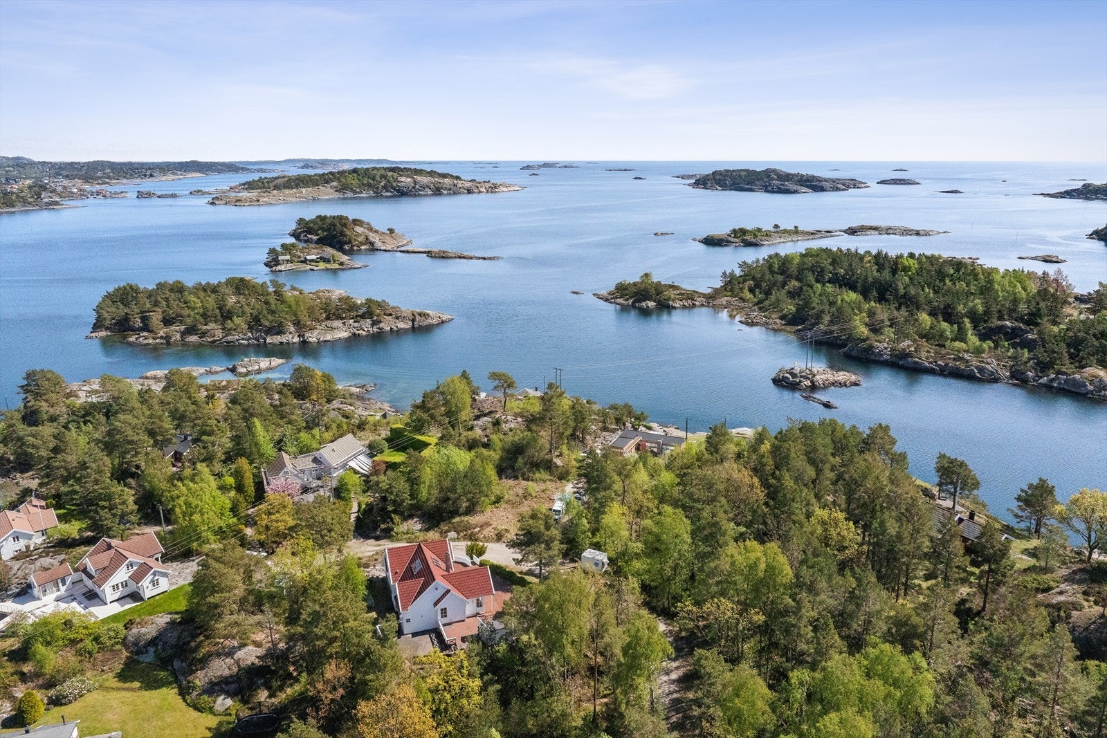 Skjærgården byr på fiskeplasser, spennende holmer og øyer som kan utforskes, og et yrende sommerliv! Galleribilde