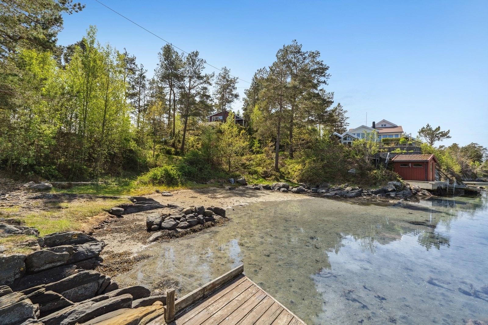 Strand ved bryggeanlegget Galleribilde