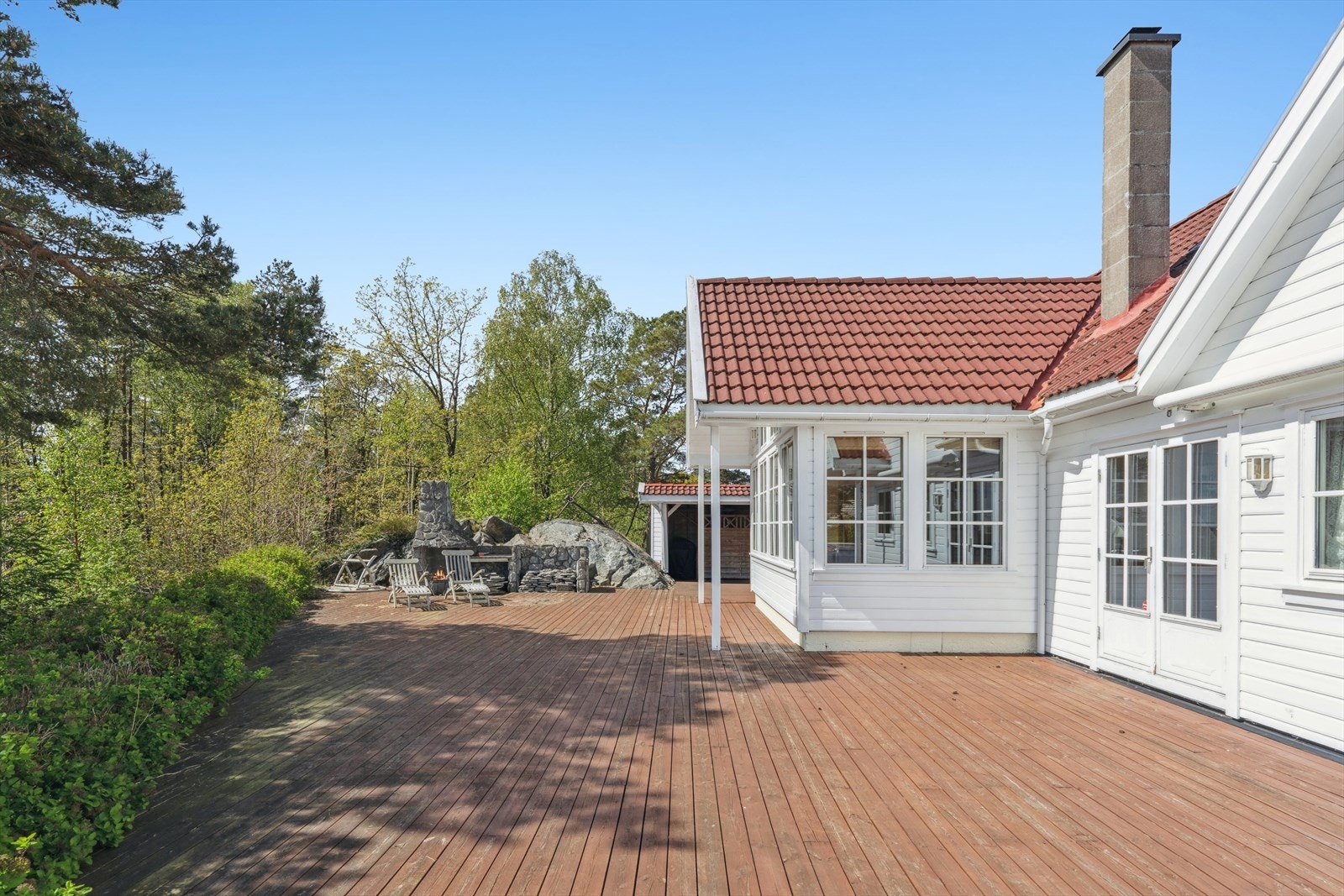 Store terrasseområder med gode solforhold og egen hagestue Galleribilde