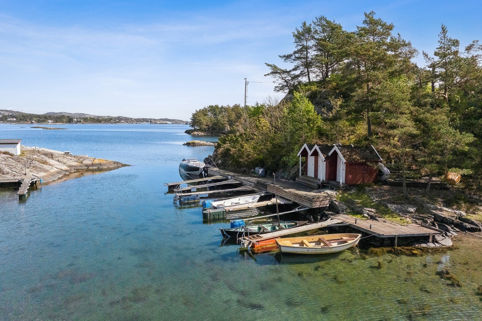 Ved eiendommen følger det med båtplass og sjøbod like ved hytten. Galleribilde