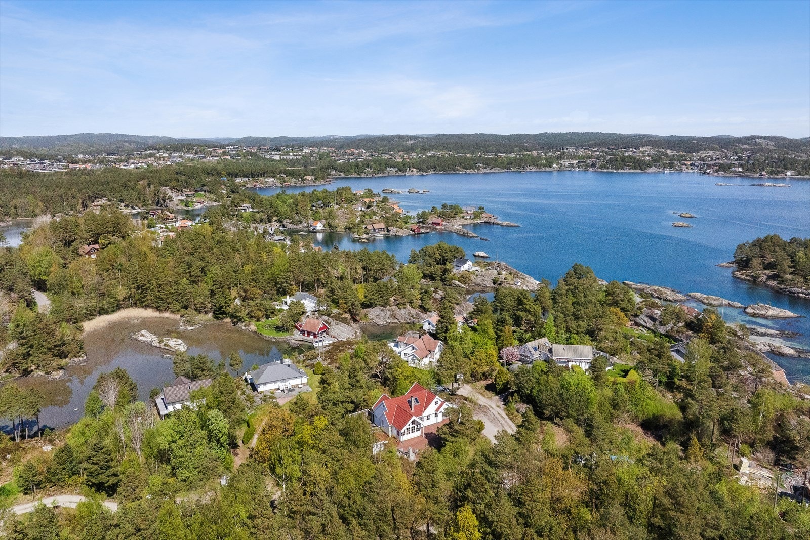 Åros feriesenter ligger en kort båt- eller biltur unna, med basseng og lange strender! Høllesanden med strandpromenade ligger heller ikke langt unna Galleribilde