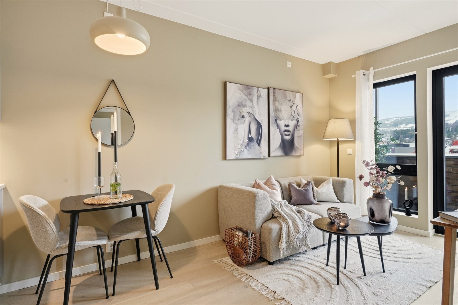 Det er utgang til balkong fra åpen kjøkken/stue. Galleribilde