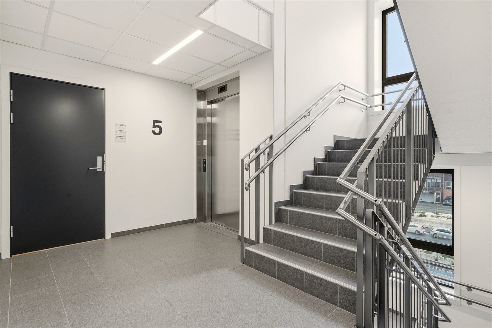 Trappeoppgang med heis. Galleribilde