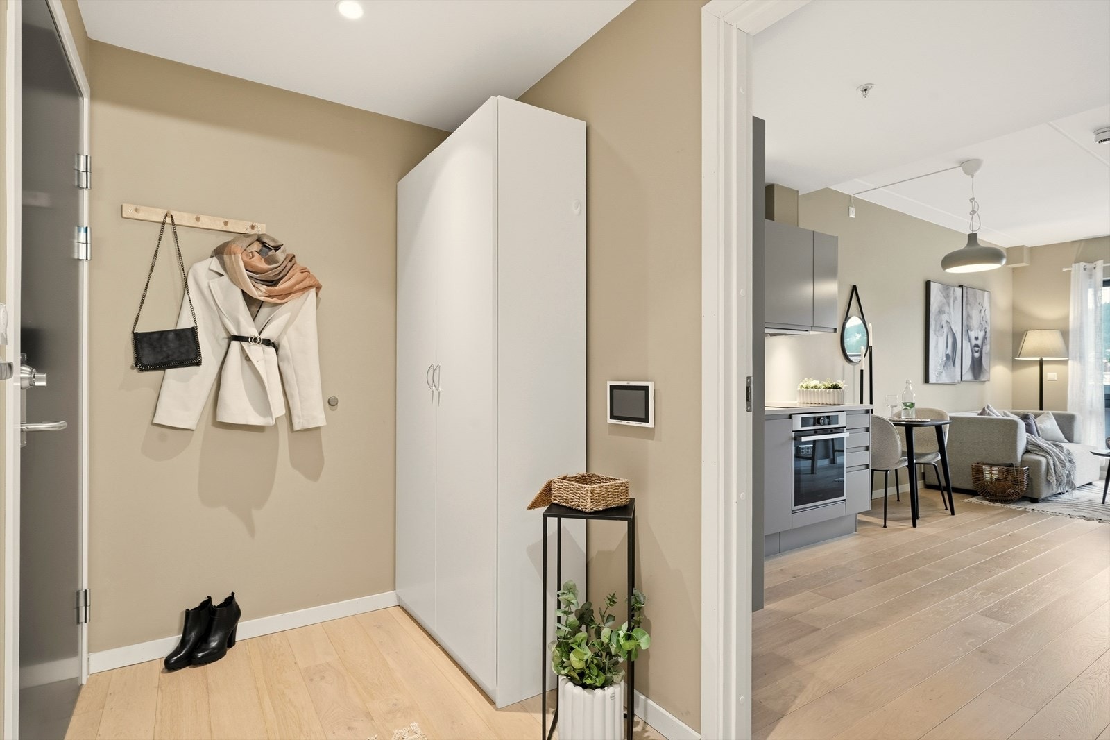 Entre med god plass til å henge fra seg yttertøyet i garderobeskapet. Galleribilde